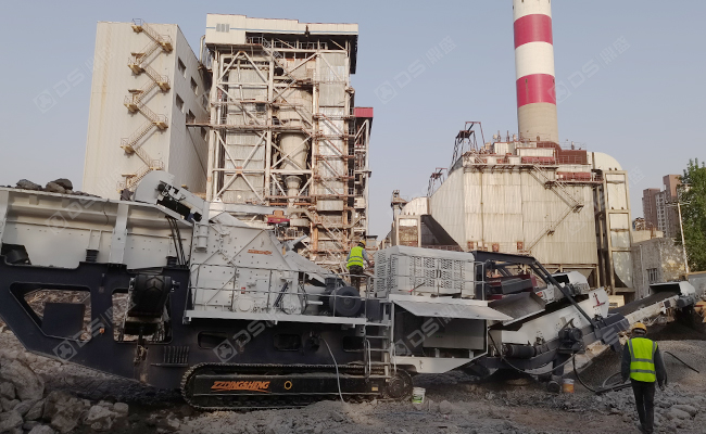 Crawler Mobile Crushing Screening Plant Working in Demolition Site