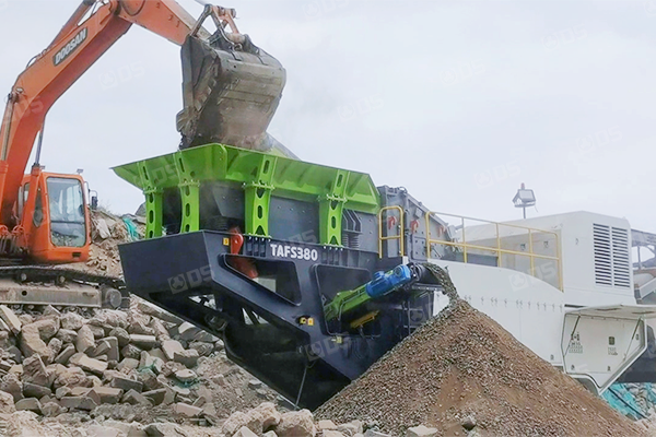 TRACKED CRUSHING SCREENING COMBINATION